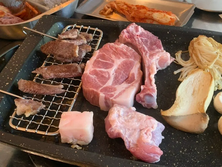 Sirloin eaten with garlic sauce