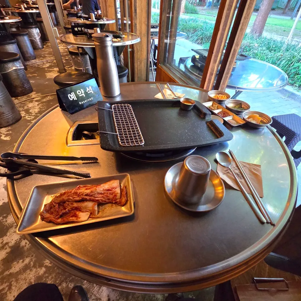 Table with grill and reservation setting