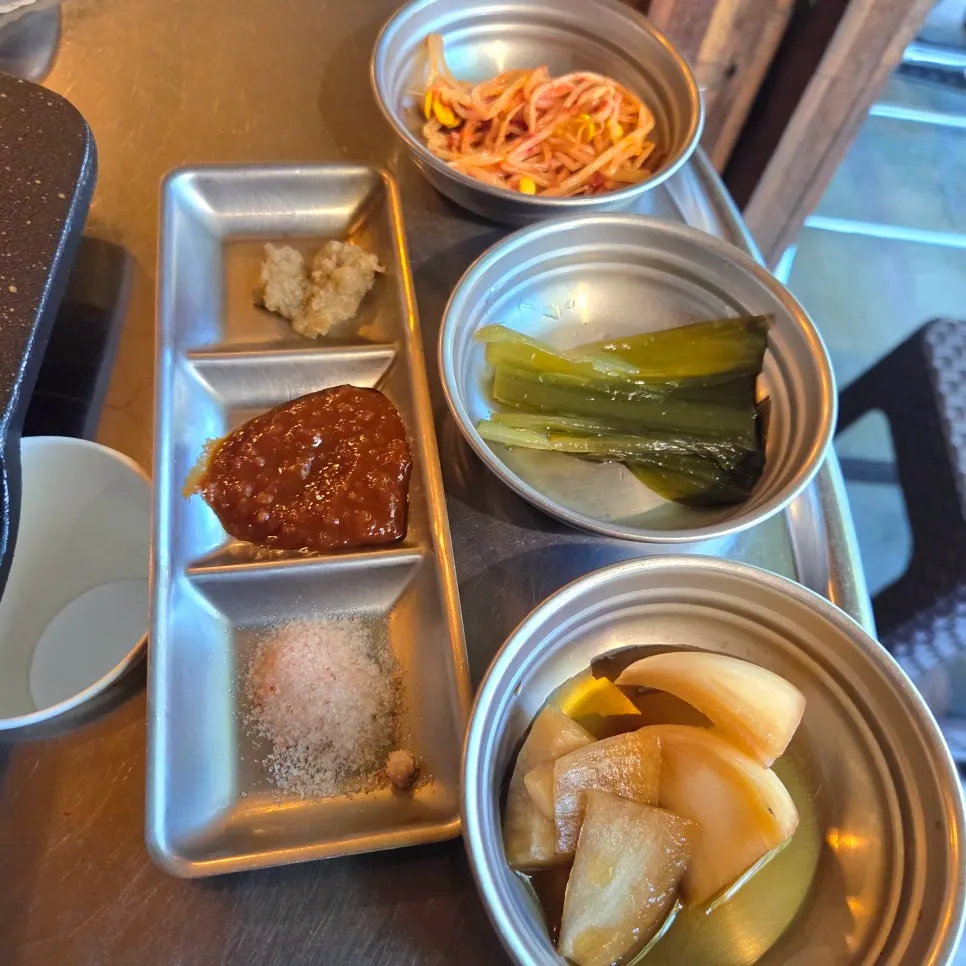 Complimentary side dishes served with meat