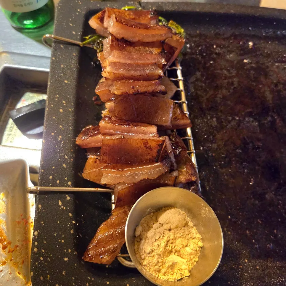 Golden grilled pork skin with soybean powder