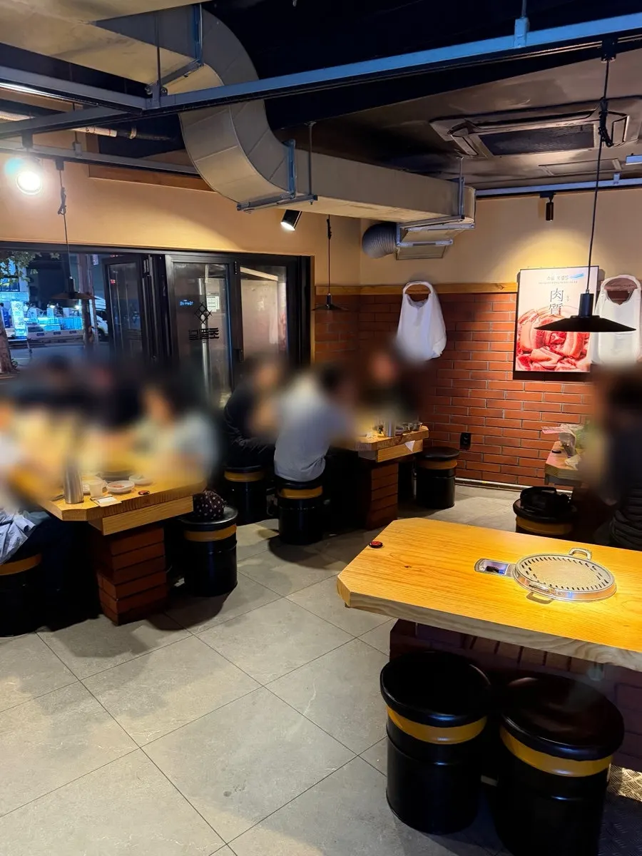 초필살돼지구이 홍대점 단체석