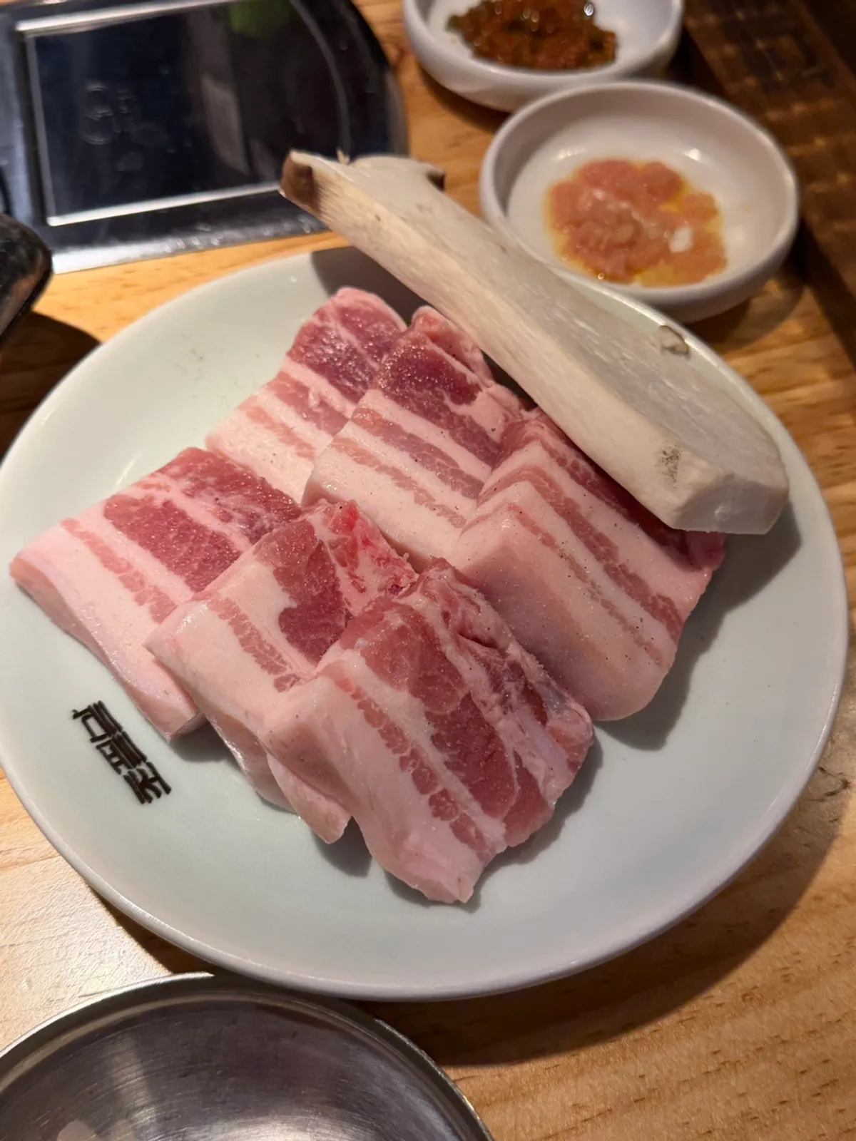 두께감 있게 손질한 소금 오겹살