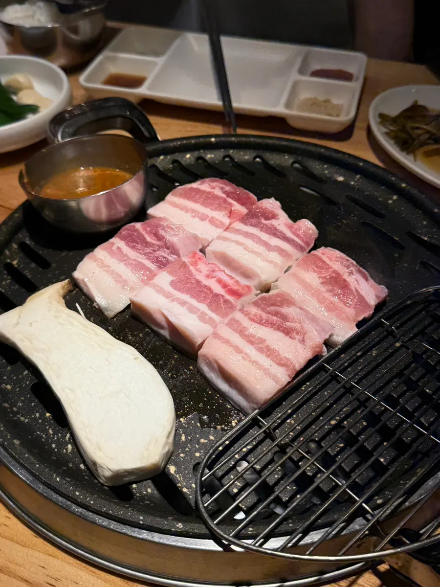 불판에 올린 도톰한 오겹살