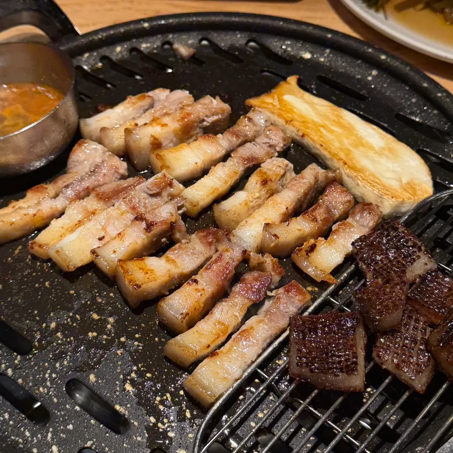 콩가루와 양념소스를 곁들인 껍데기