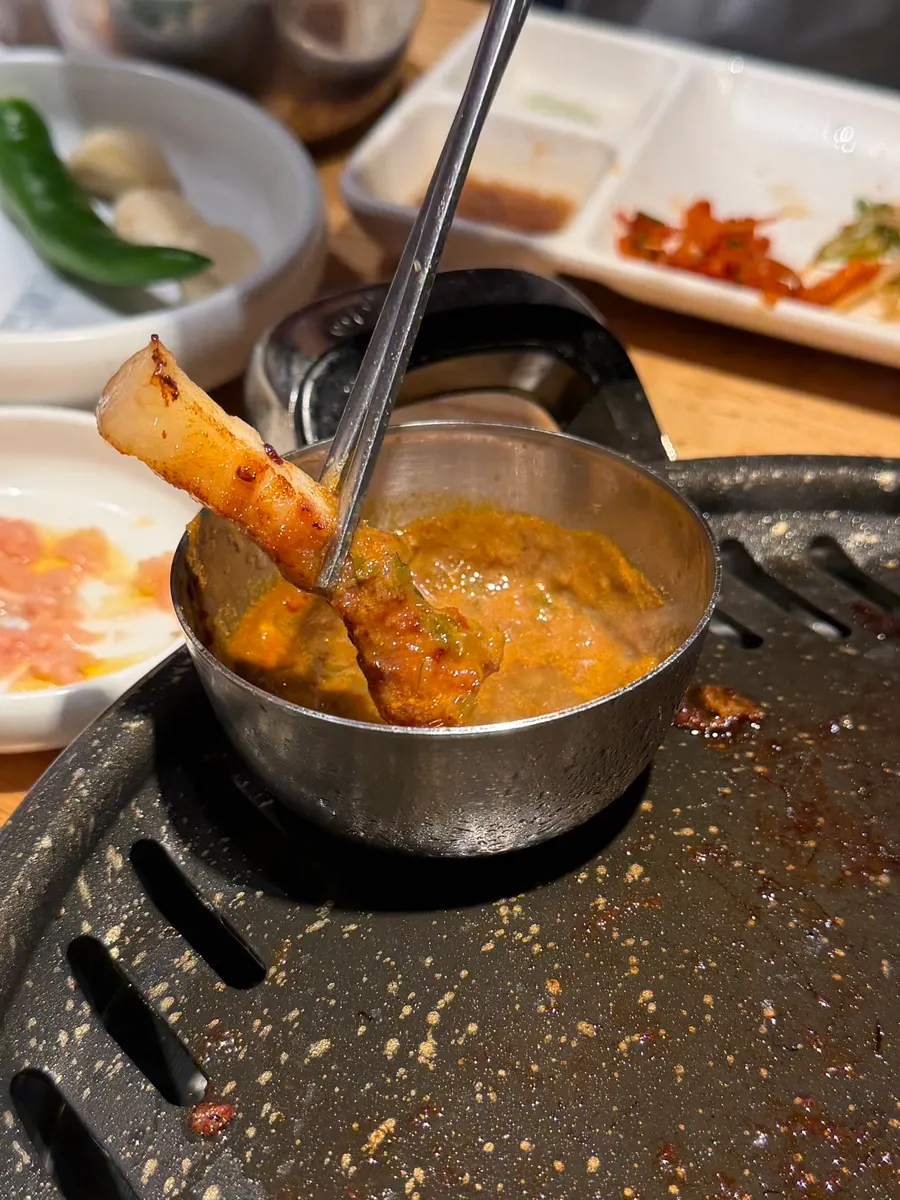 노릇하게 구운 소금 오겹살