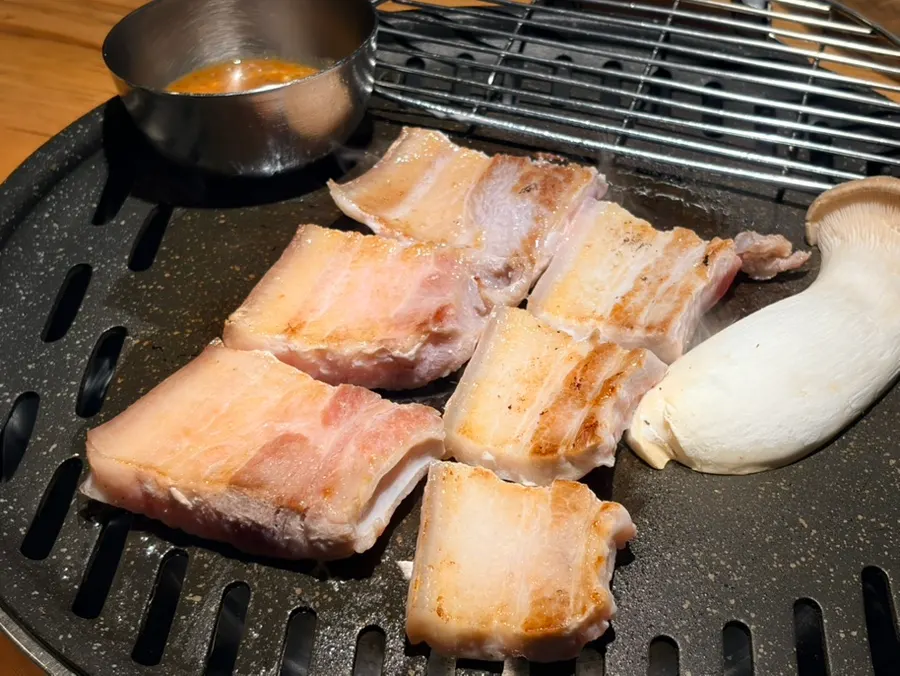 Ogyeopsal and mushrooms grilling on the pan