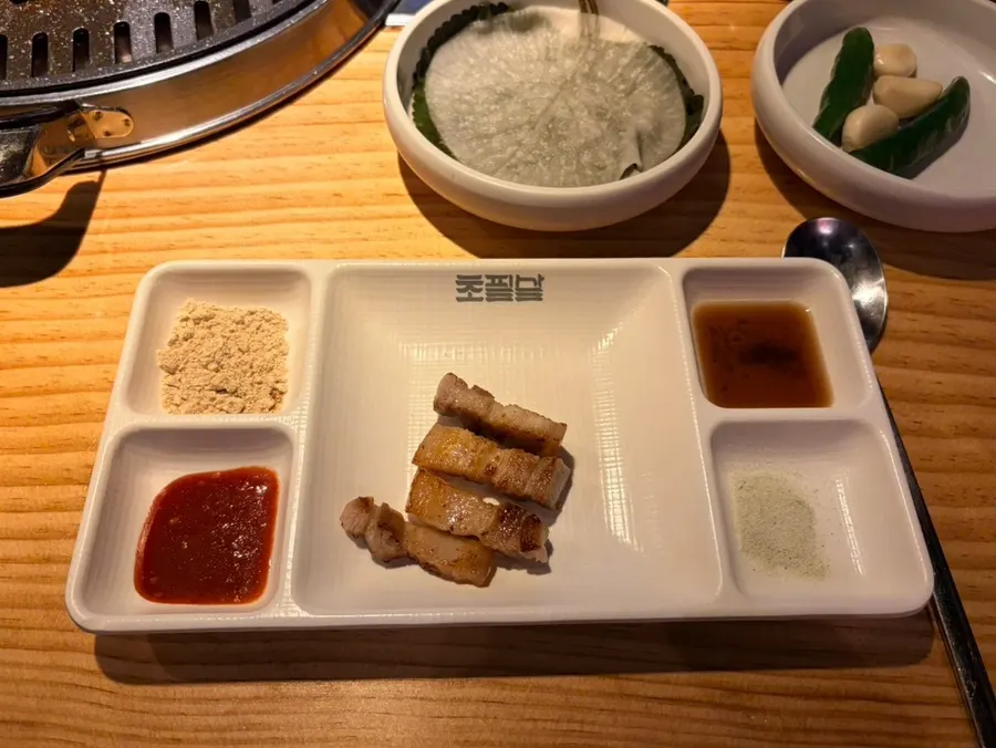 Well-grilled piece of salted ogyeopsal