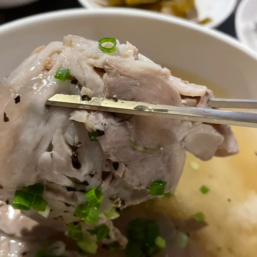 Clear pork gomtang with thin-sliced meat