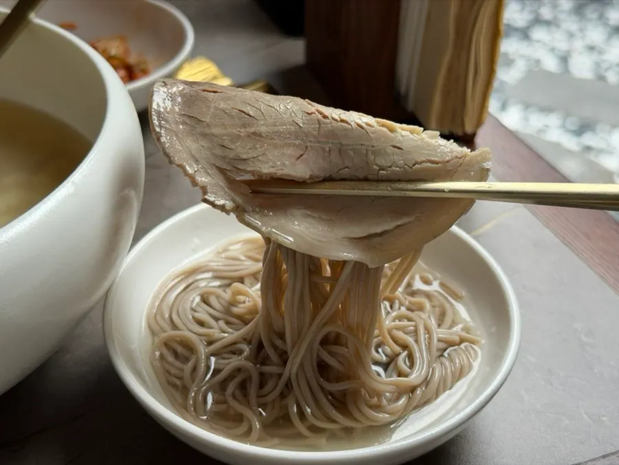 Kimchi side dishes served with Pyongyang naengmyeon