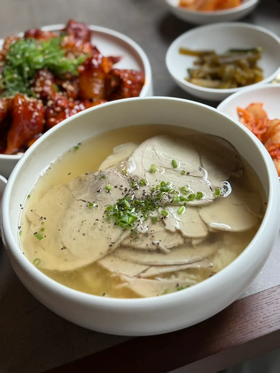 Clear gomtang ordered with Pyongyang naengmyeon