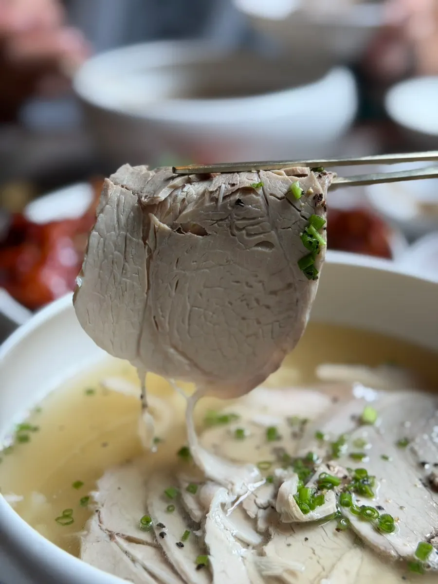 Warm clear gomtang and cold Pyongyang naengmyeon