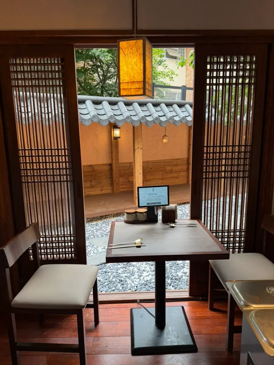 A calm hanok restaurant good for conversation