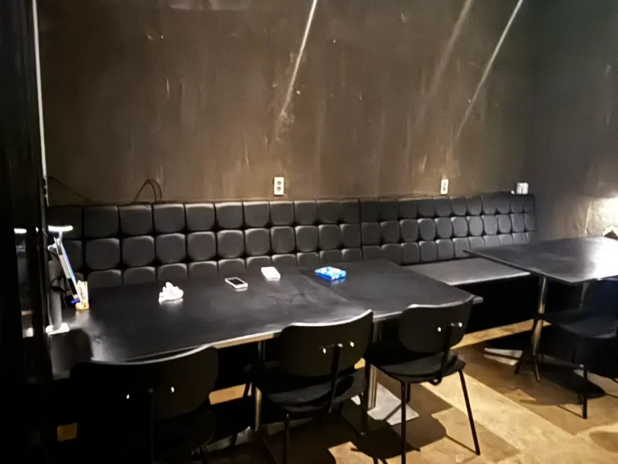 비터스의 바 좌석과 테이블 좌석