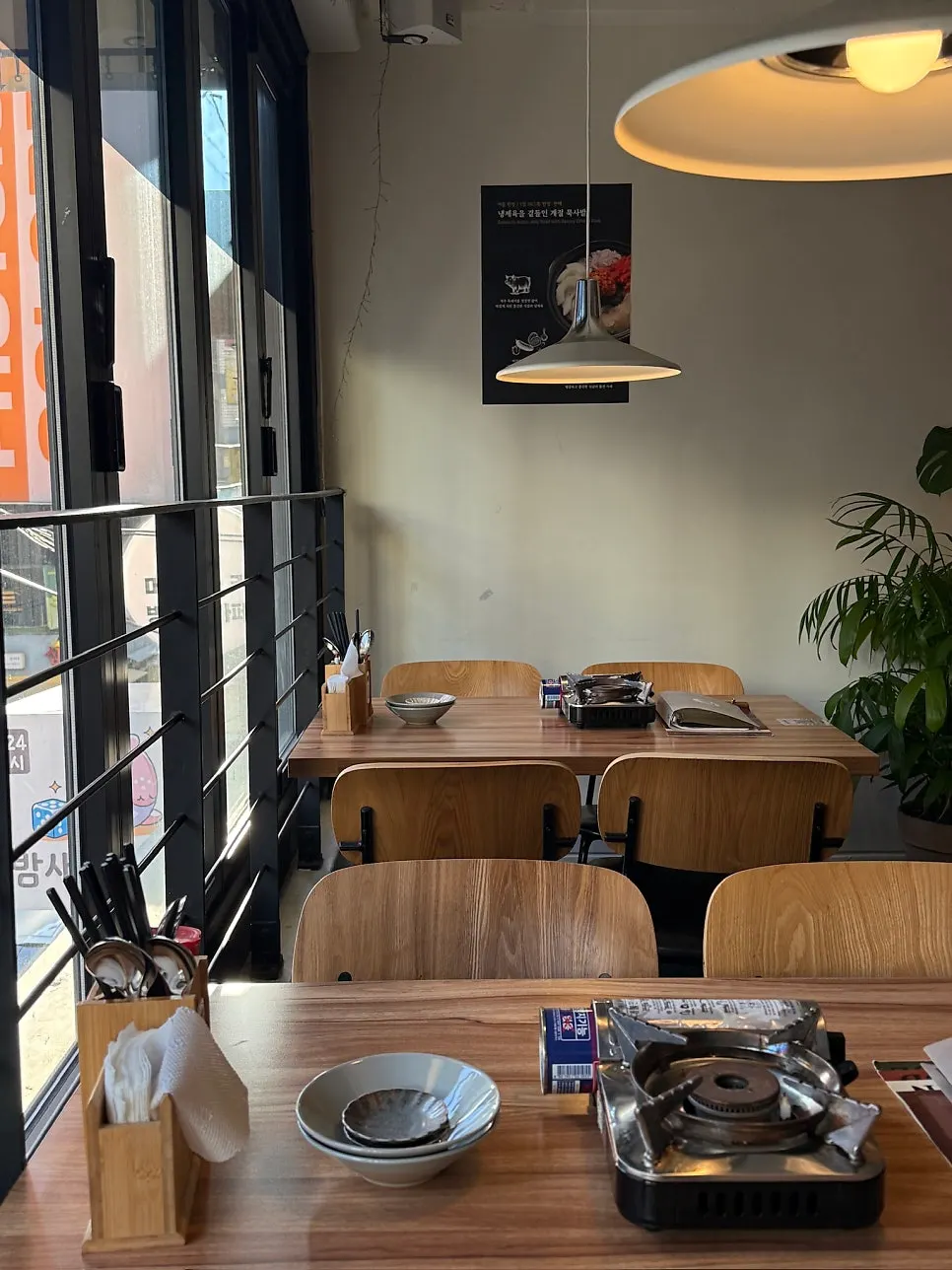 Interior atmosphere of MANDOO BAR
