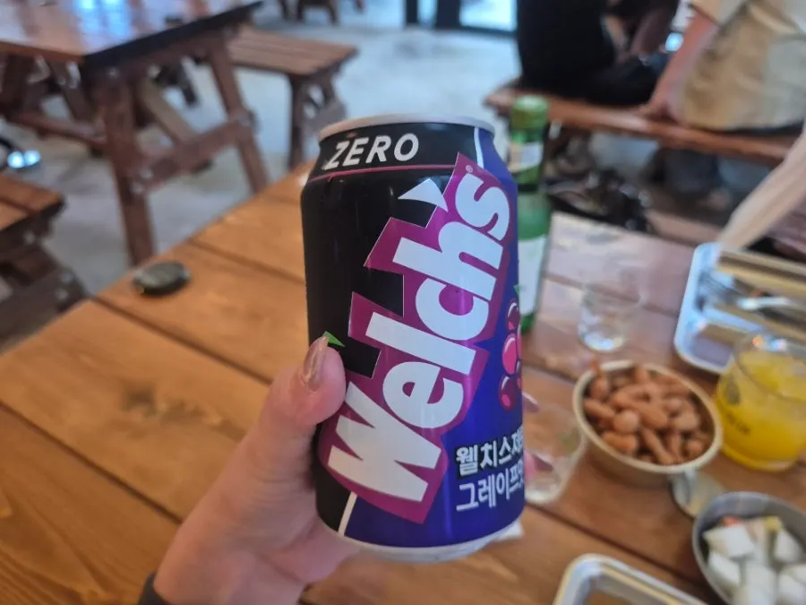 테이블에 놓인 소스와 기본 세팅