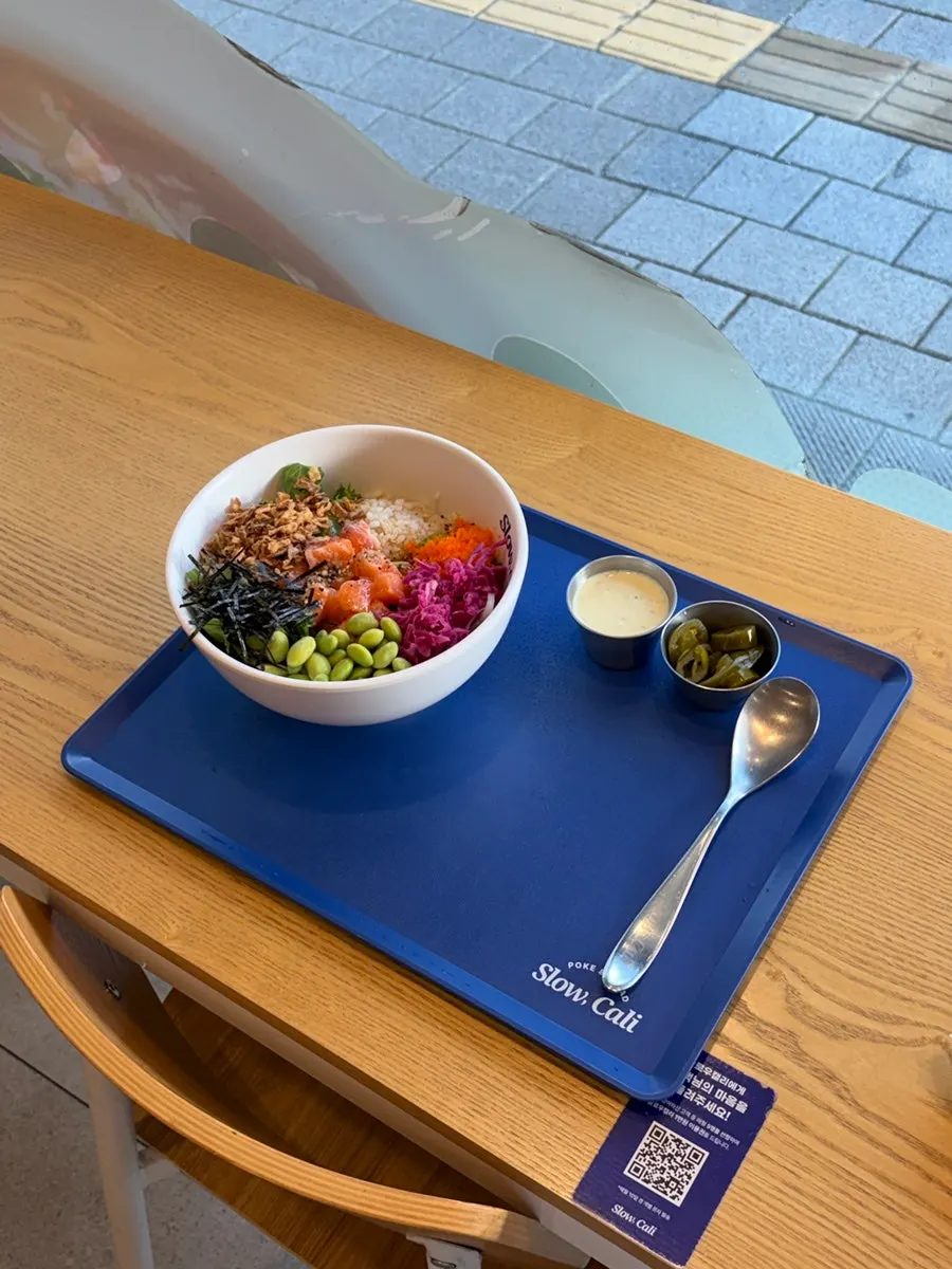 Salmon poke bowl served within 3 minutes of ordering