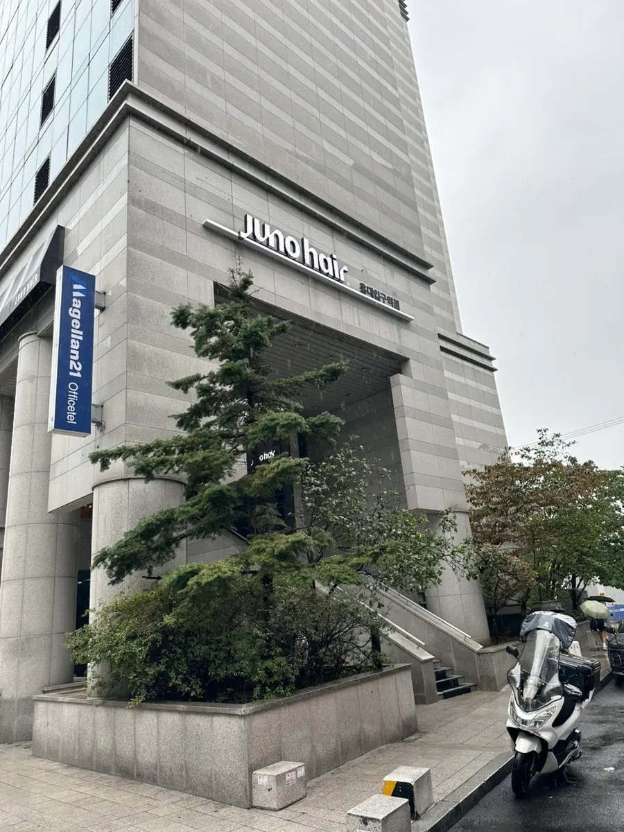 Building entrance and sign of Juno Hair Hongdae Entrance Branch