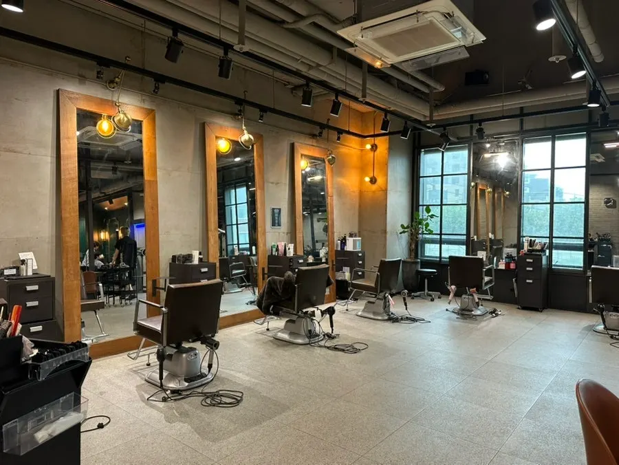 High-ceilinged interior of Juno Hair Hongdae Entrance Branch