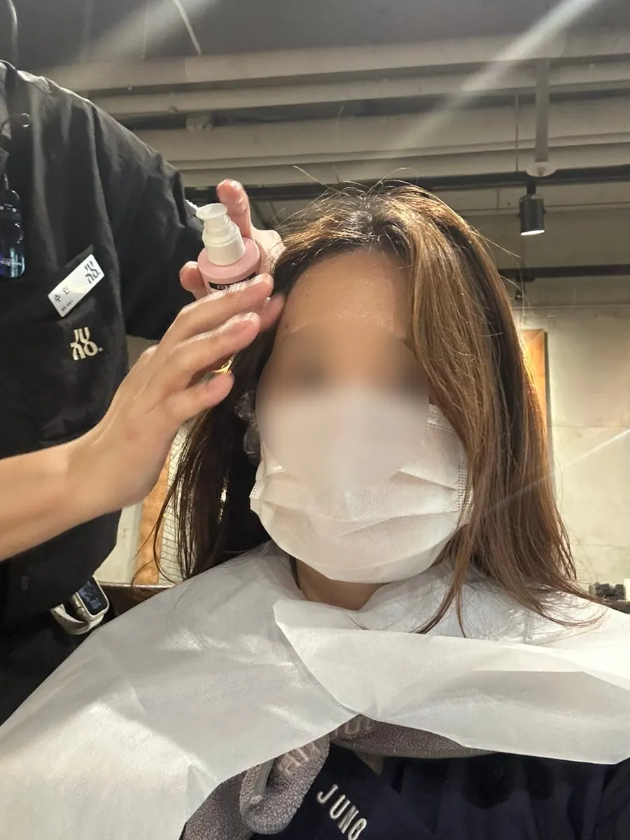 Hair with dark grown-out roots before the service
