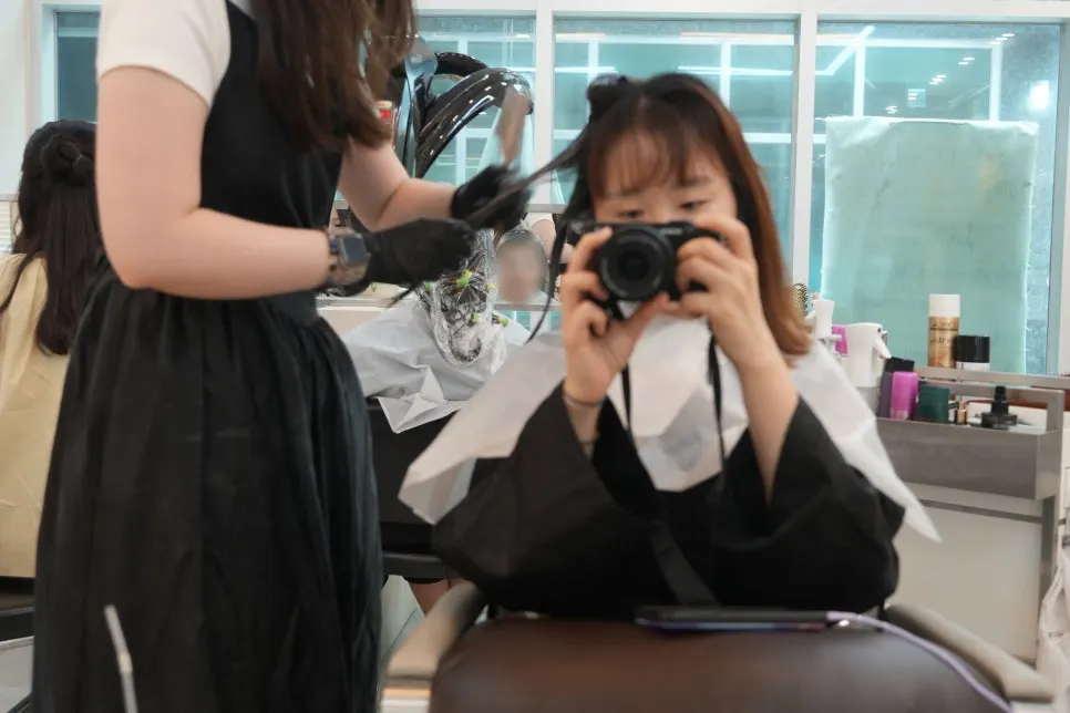 Dyeing process separating new growth from existing dyed hair