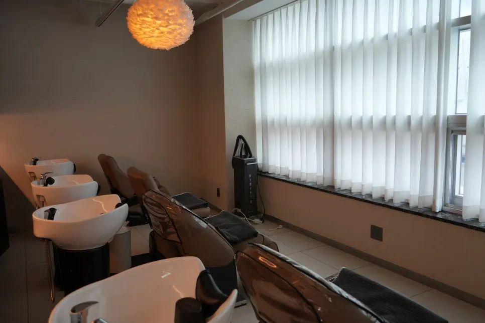 Softly lit shampoo room at Obeumua Hongdae Branch