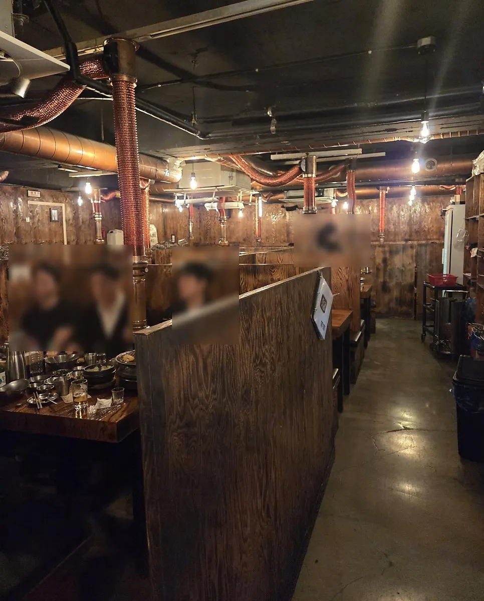 칸막이 있는 고기꾼김춘배 테이블 좌석