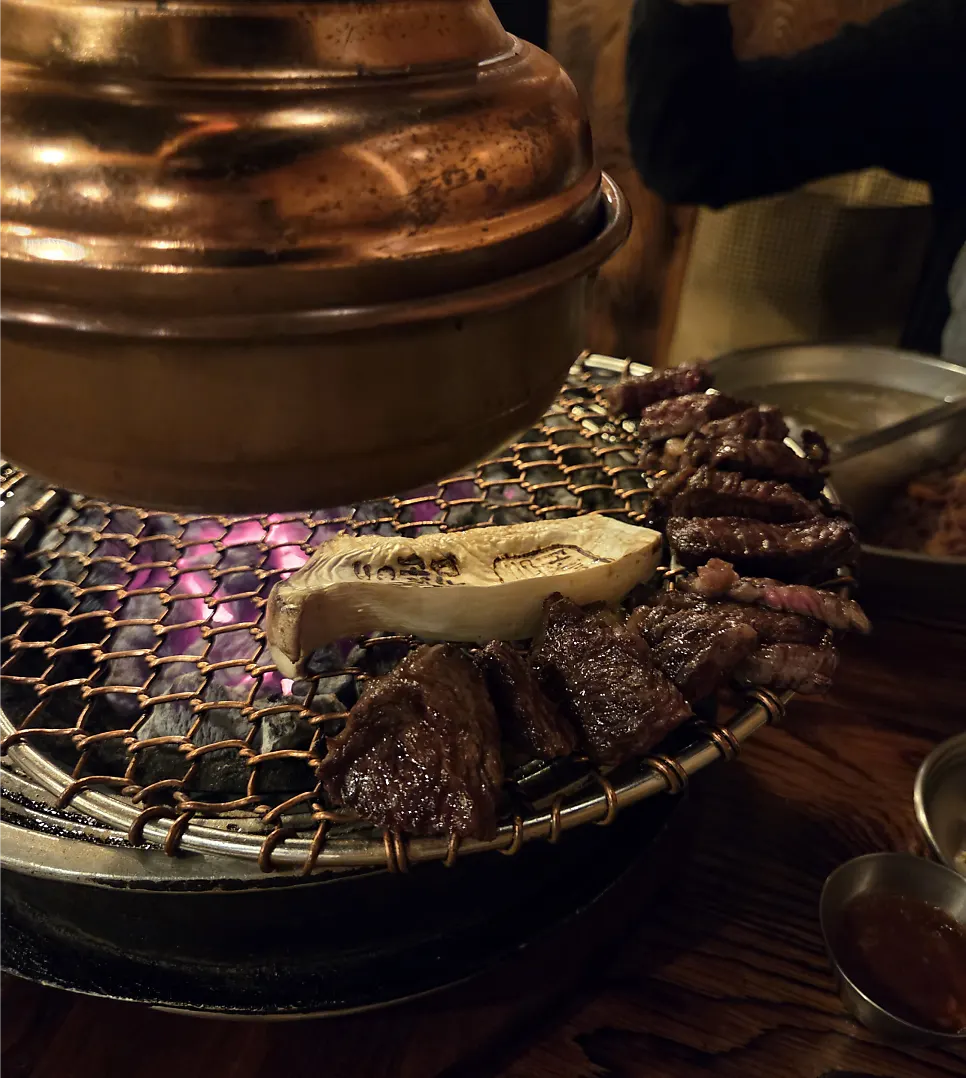 소금에 찍어 먹는 구운 한우 한 점