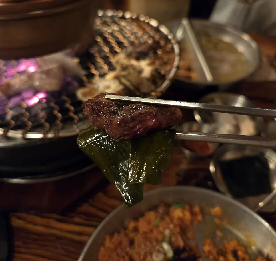 밑반찬과 함께 차려진 고기 상차림