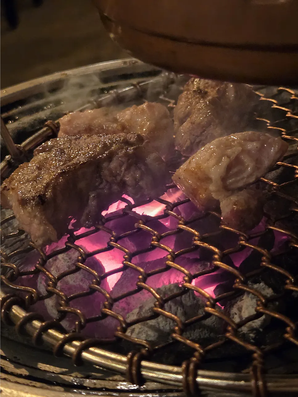 불판에 올라간 생갈비살