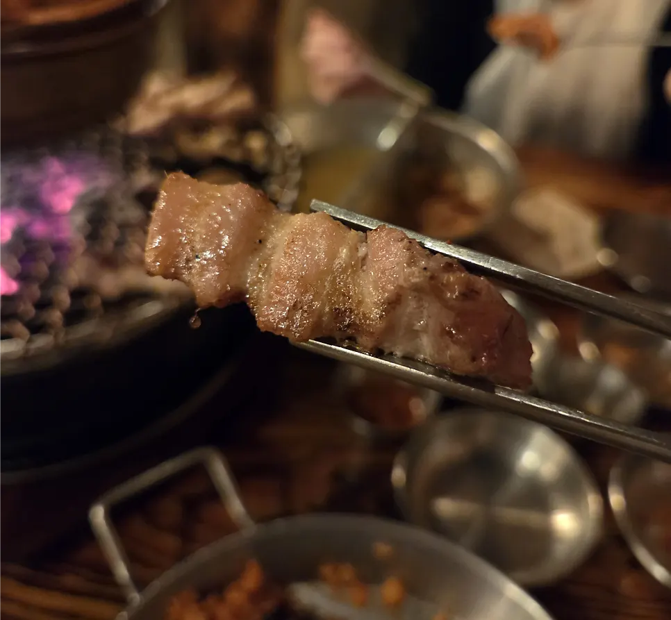 멜젓에 찍은 오겹살 한 점