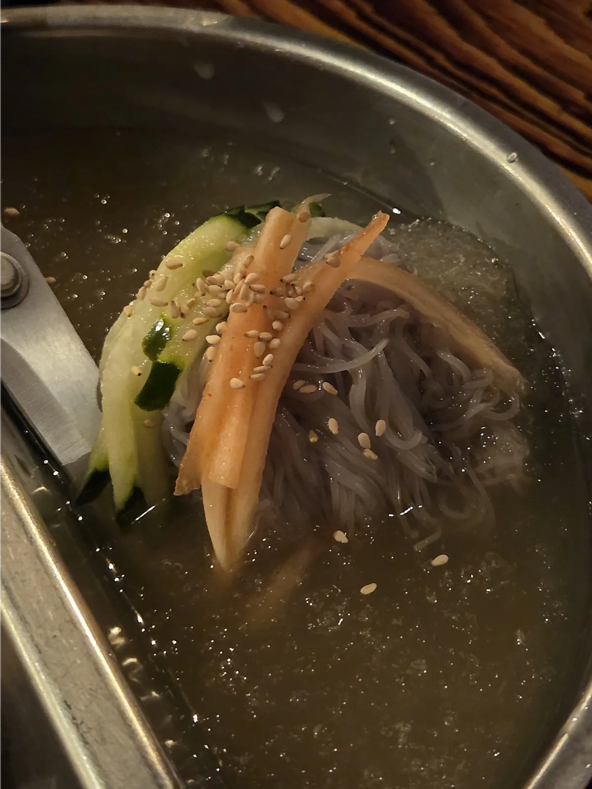 고기와 깍두기 김이 올라간 깍뚝밥