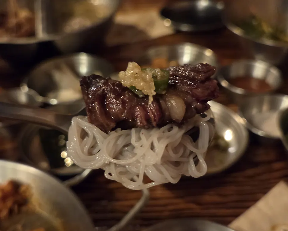 물냉면과 비빔냉면이 반씩 담긴 반반냉면