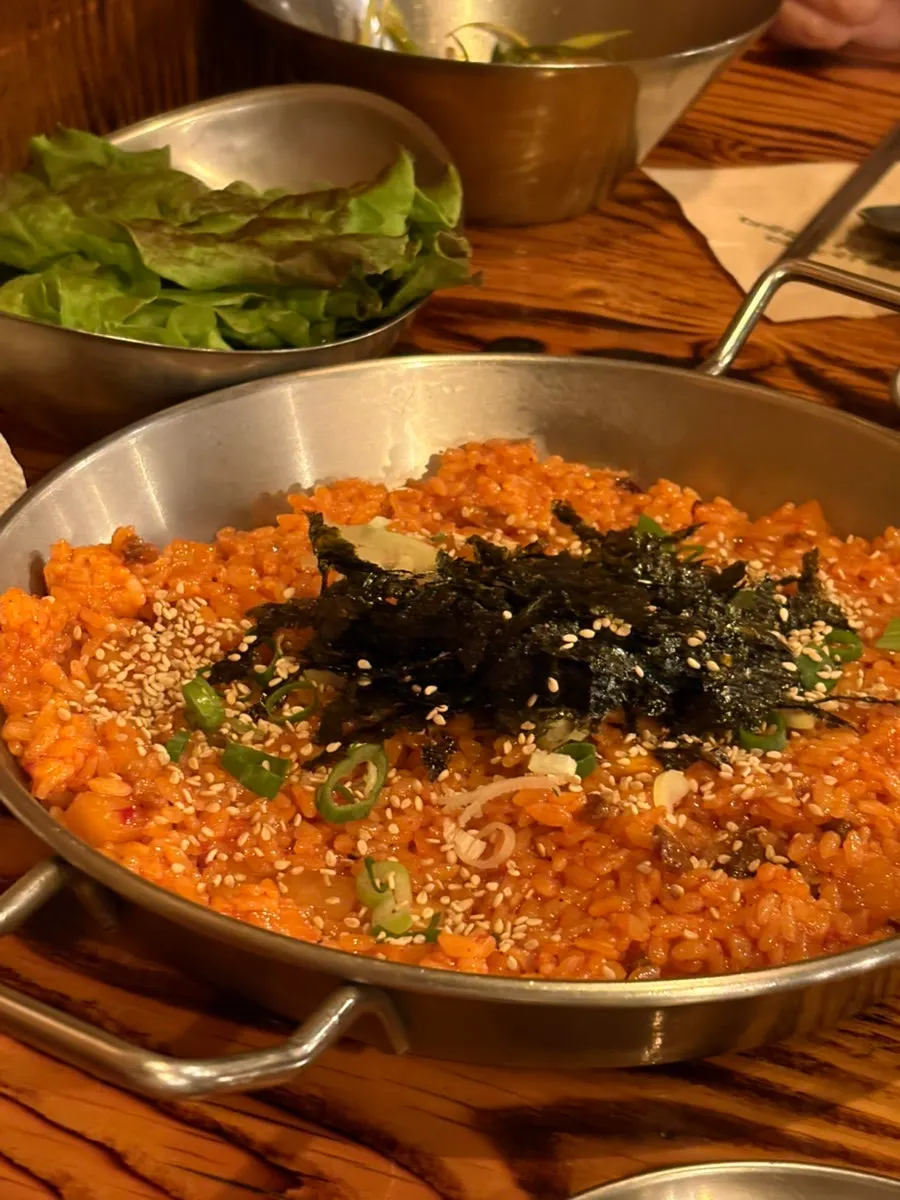 다 구워 잘라서 석쇠 구석에 놓아 준 고기