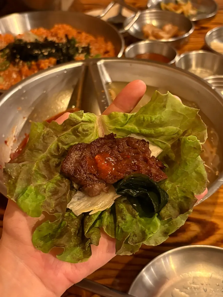 Jeju fresh galbisal grilling on the wire grill