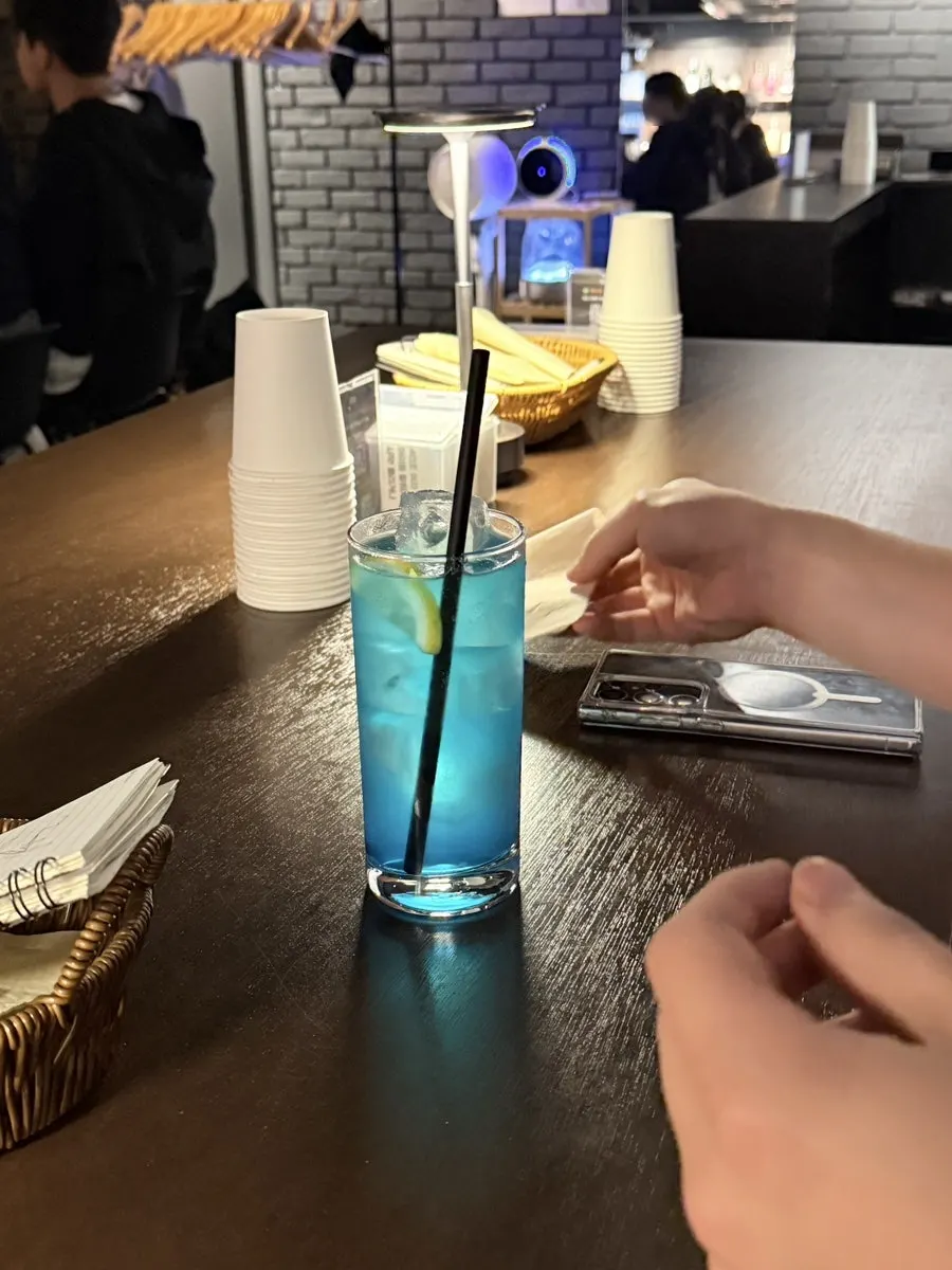 버드와이저 맥주병과 잔
