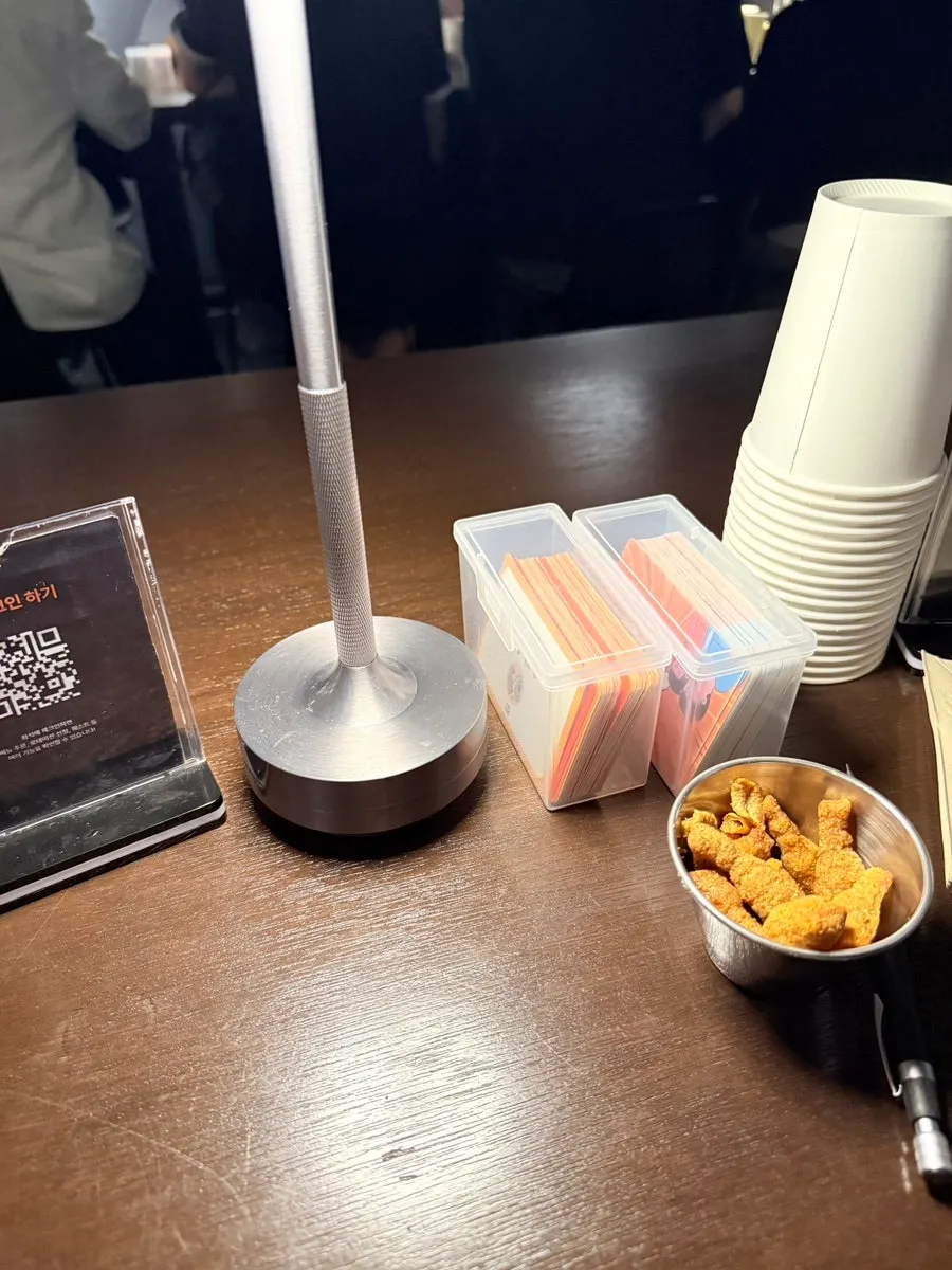 테이블에 놓인 밸런스게임 카드와 보드게임