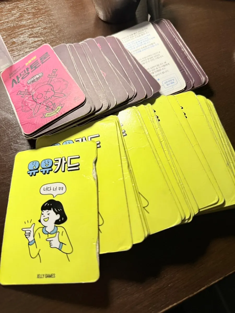 처음 만난 사람들과 게임하는 혼술바 테이블