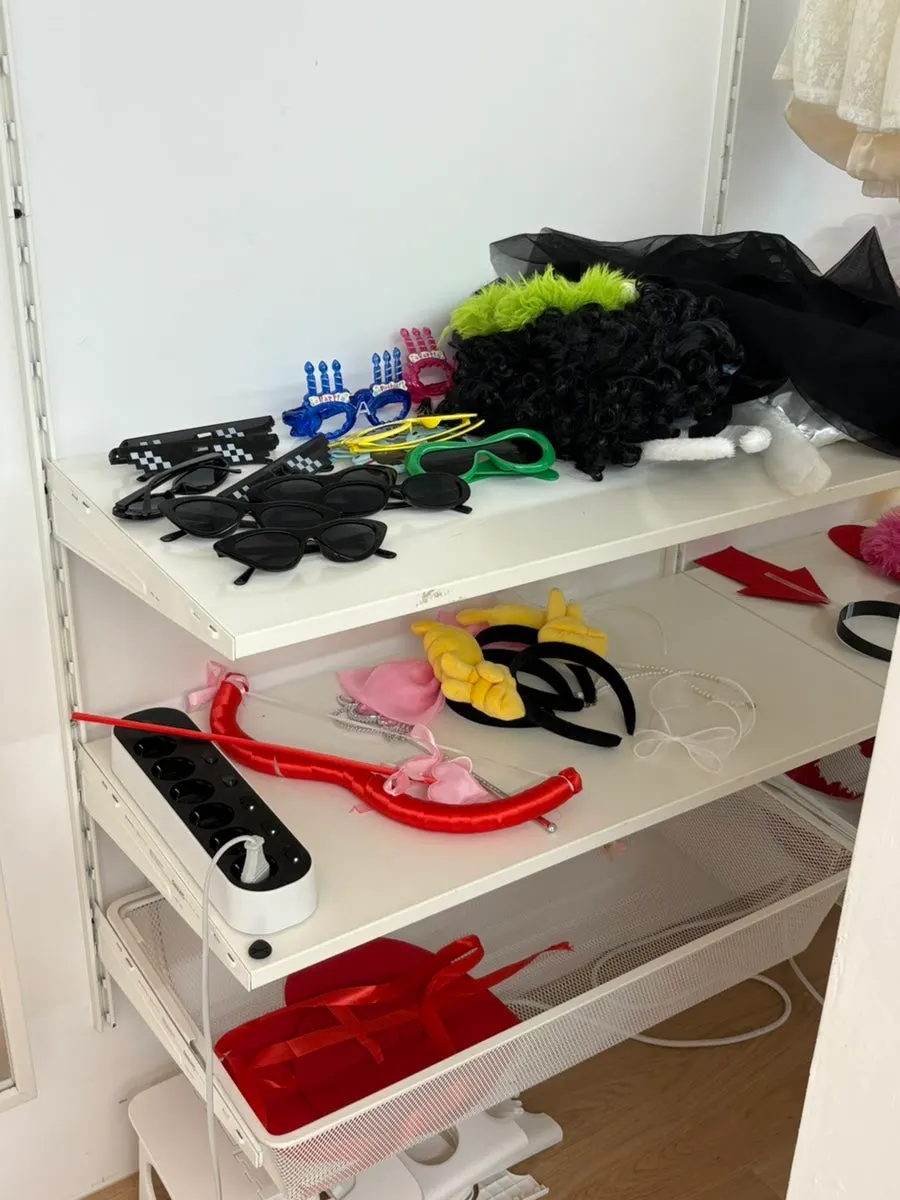 Display shelf with various shooting props