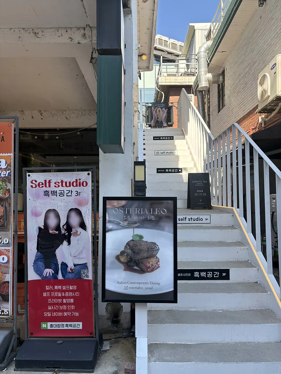 3층 흑백공간으로 올라가는 계단