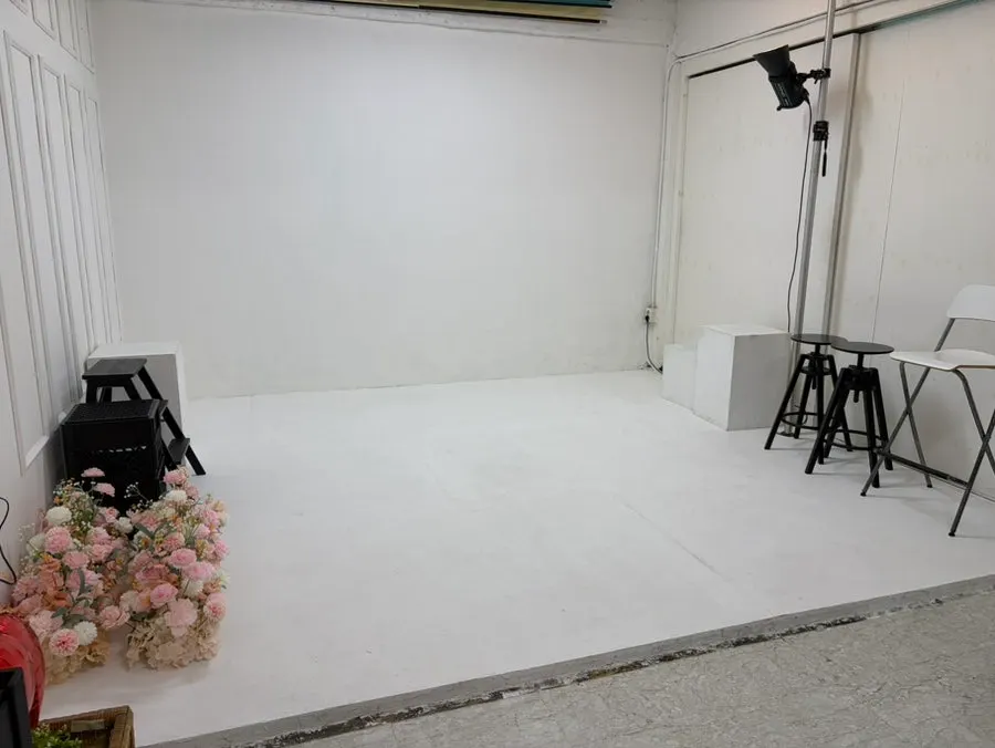 Interior of the spacious Room B, available for self-shooting