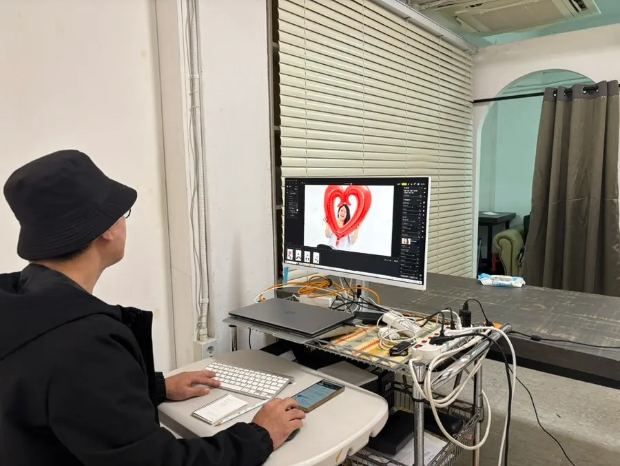 보정 후 인화된 스튜디오 어라이 사진
