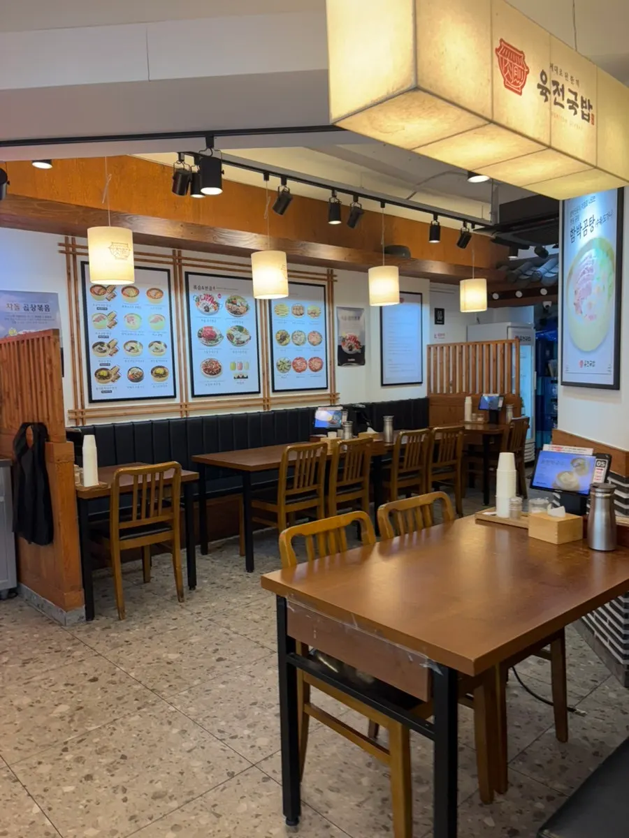 육전국밥 서교점 넓은 홀 내부