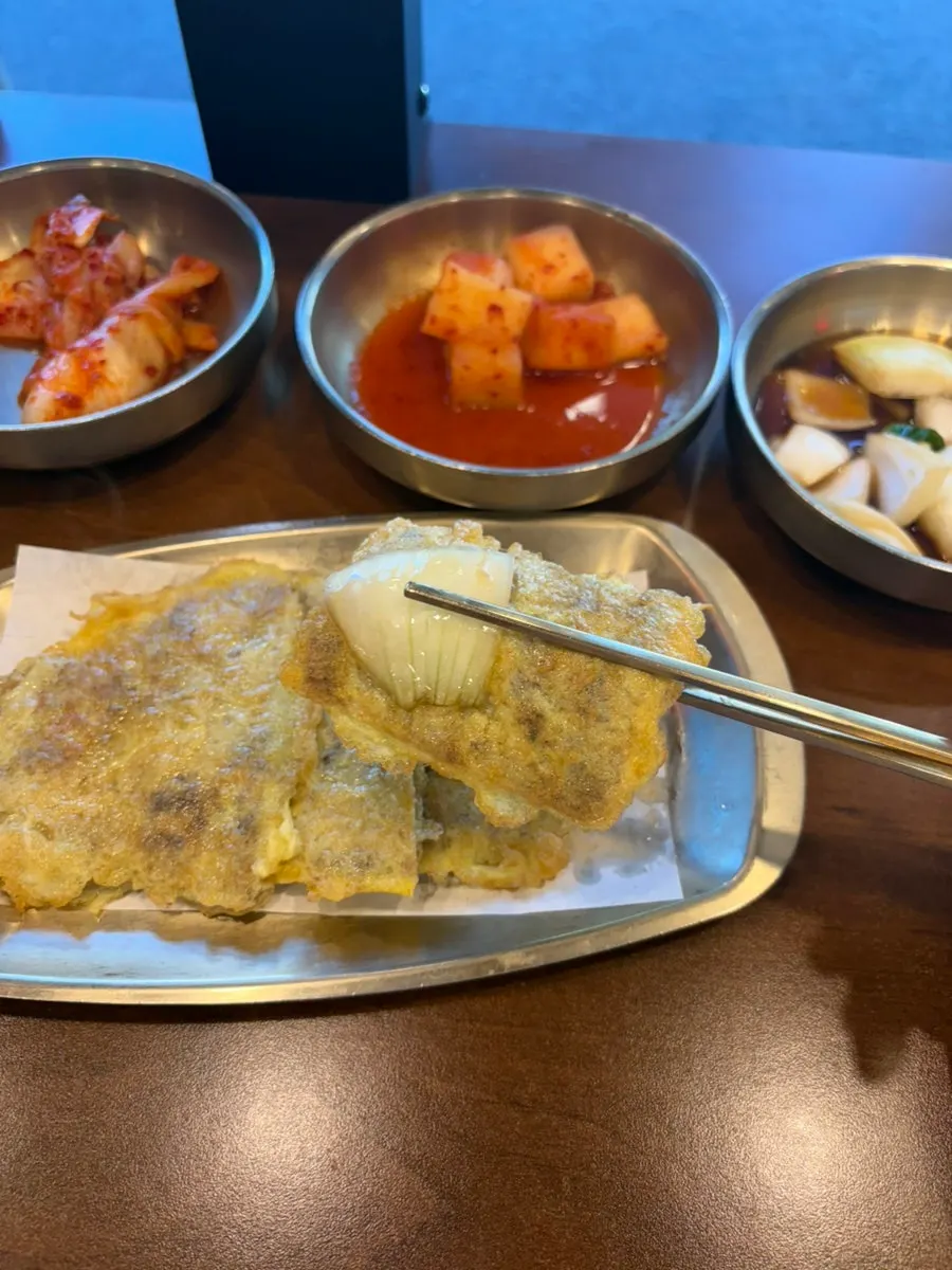 양파소스와 함께 나온 소고기 육전