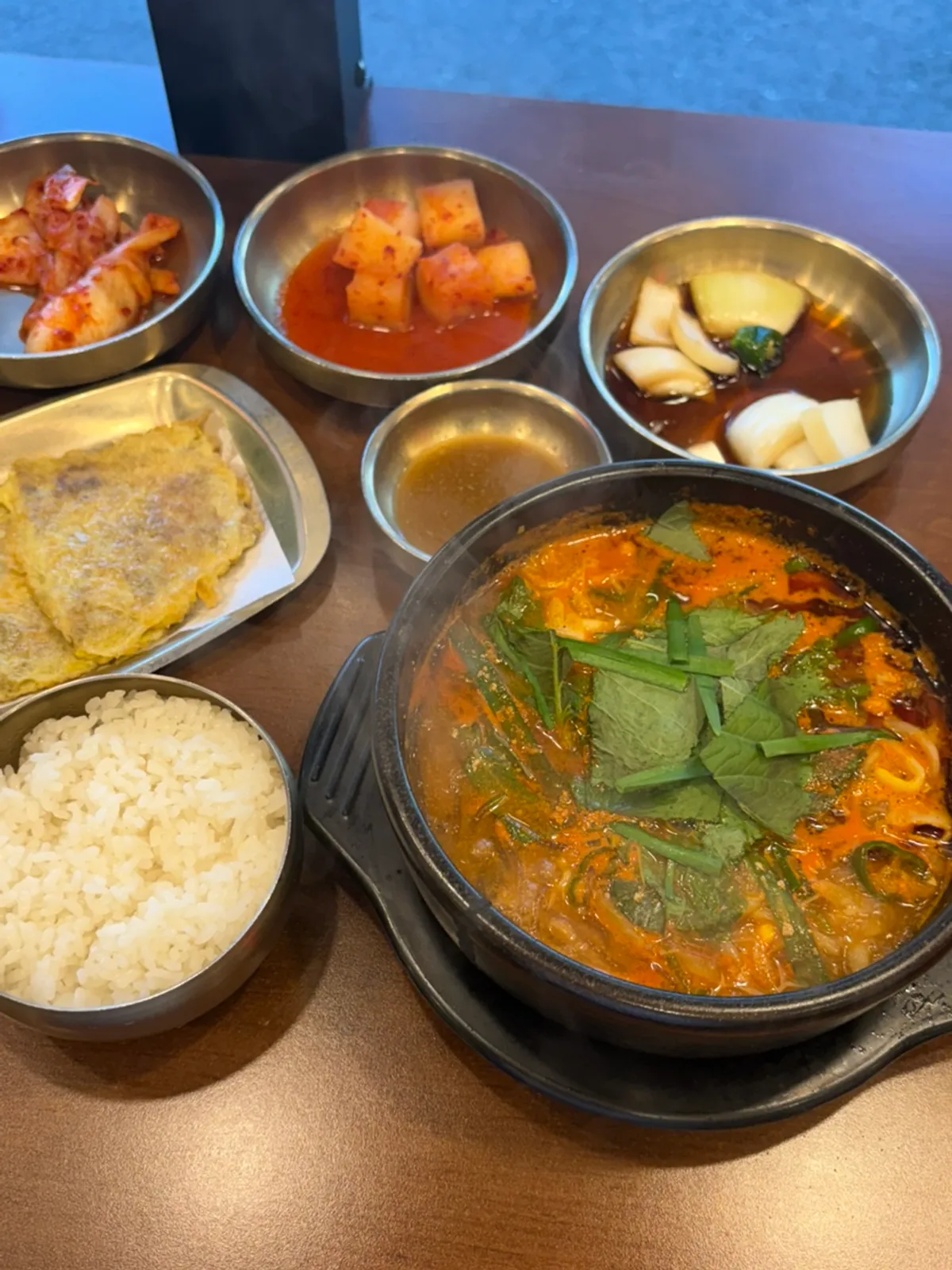 완뚝한 곱해장 정식 그릇