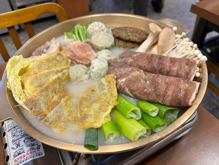 반찬이 놓인 테이블 세팅