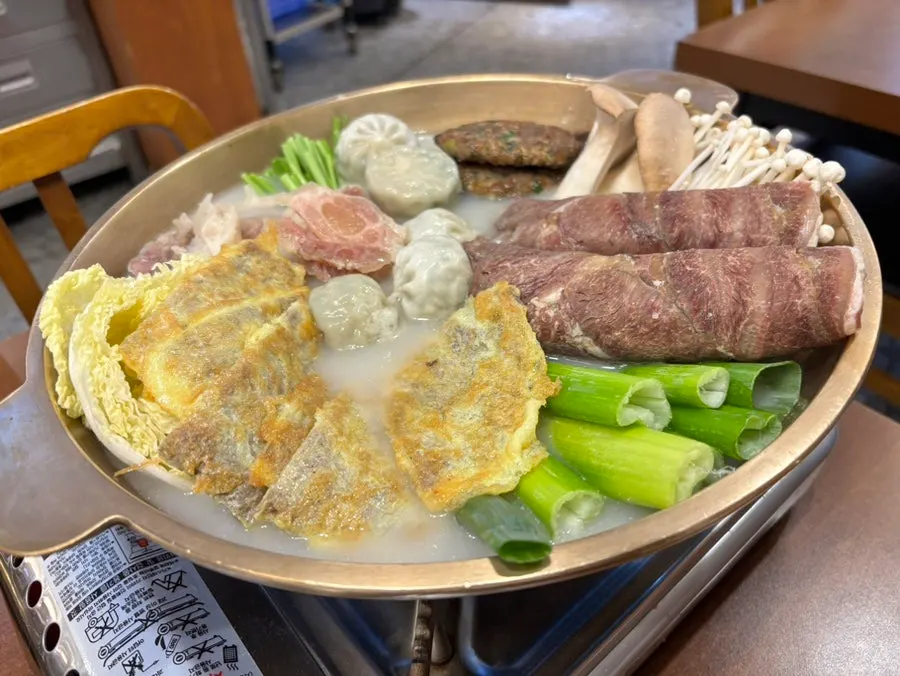 국물을 머금은 육전을 건져 올린 모습