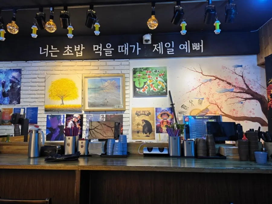Table and wall decor at Yu Iksang Sushi