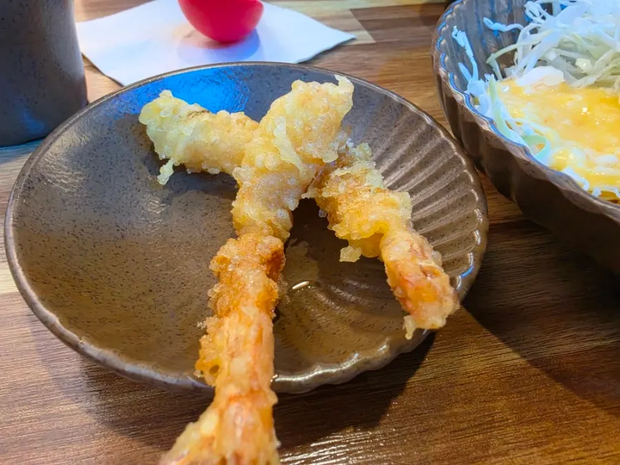 Cabbage salad topped with flying fish roe and fried shrimp