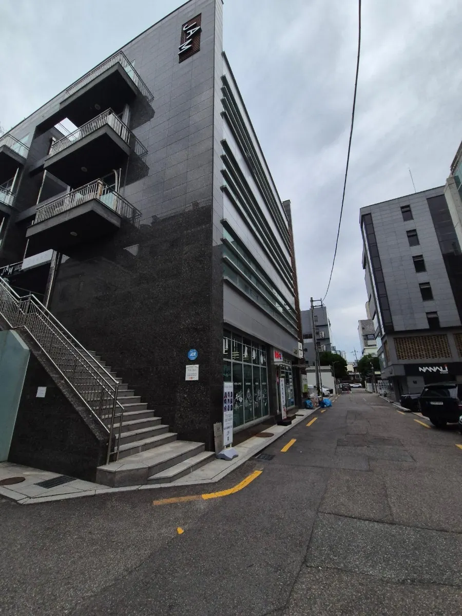 Street near Exit 1 of Hongik University Station, Line 2