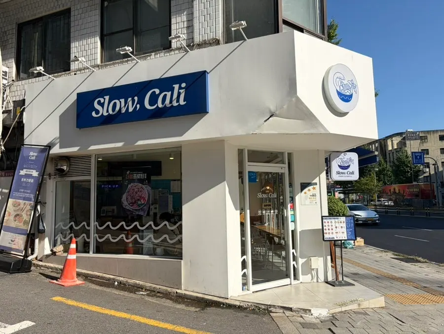 Hours signage at Slow Cali Hongdae Entrance Station Branch